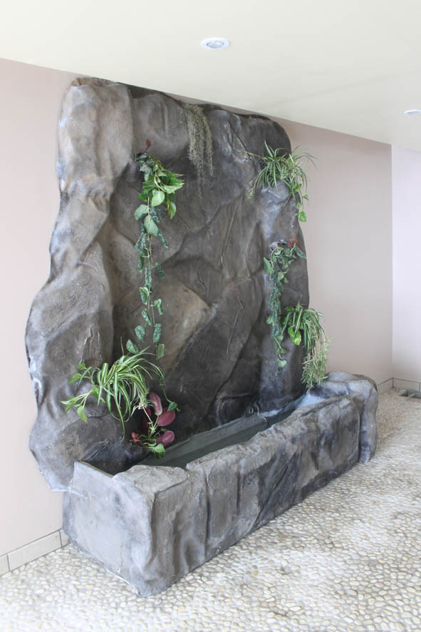 mur d'eau en faux rocher avec plantes à val thorens